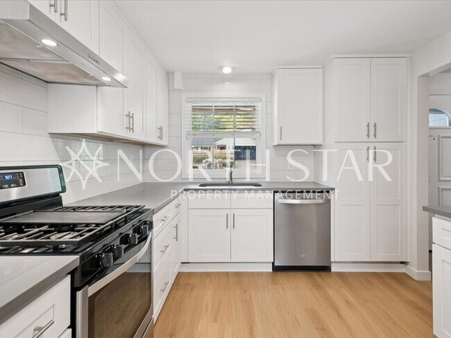 Building Photo - Charming Updated One-Level Home with Spacious Yard in Lake Oswego