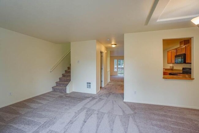 Building Photo - THREE BEDROOM TOWNHOUSE