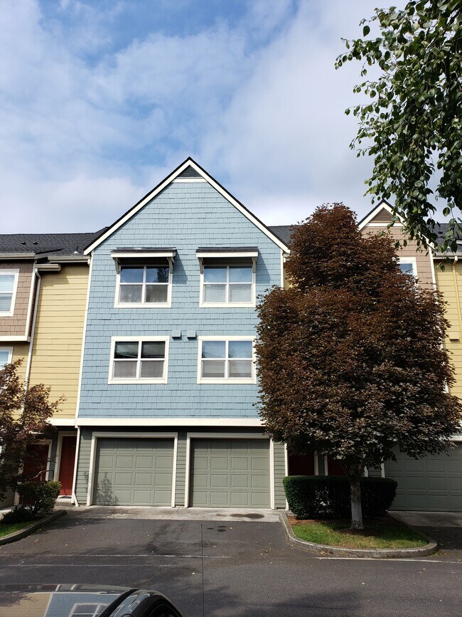 Building Photo - 600 SE Columbia Shores Blvd