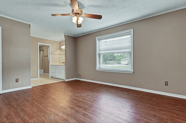 Building Photo - END OF JULY MOVE IN!!  Spacious 4 Bedroom 2 Bathroom Home with Huge Yard!