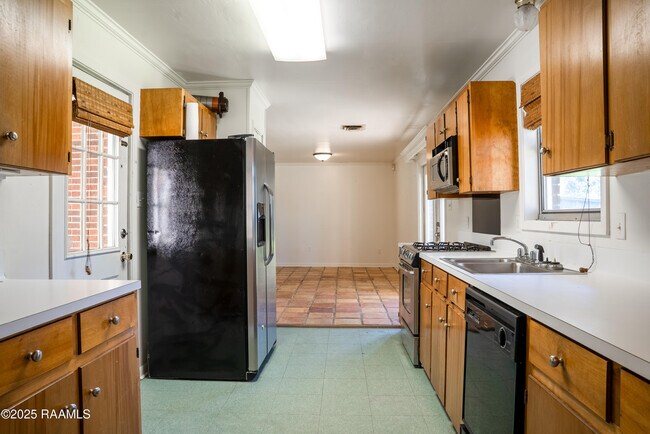 Building Photo - 213 Birch Dr