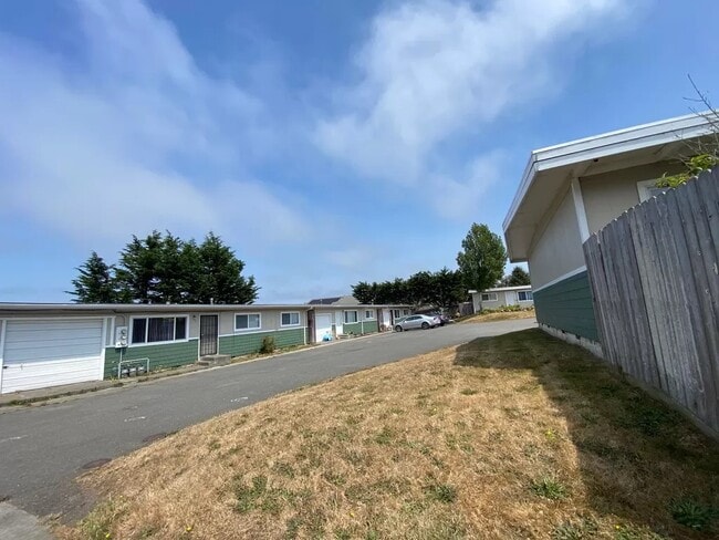 Building Photo - 6335 Humboldt Hill Rd
