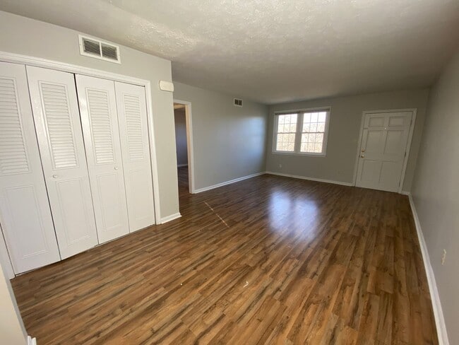 Building Photo - Two bedroom near Peaks View Park! Water, t...