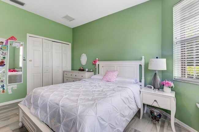 Building Photo - ** REFLECTION LAKES ** 4 BED / 2 BATH - PO...