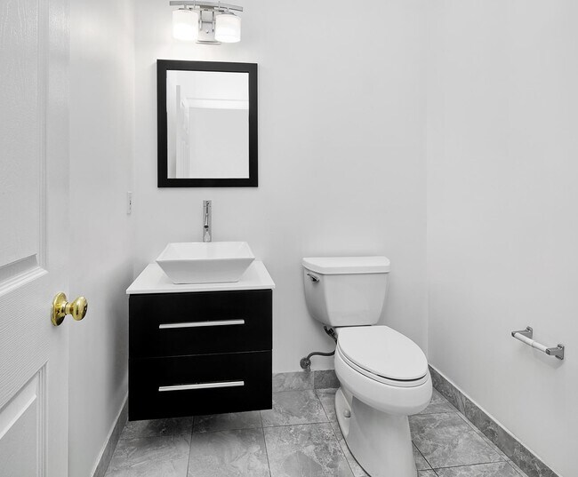 Building Photo - 326 Midland Ct