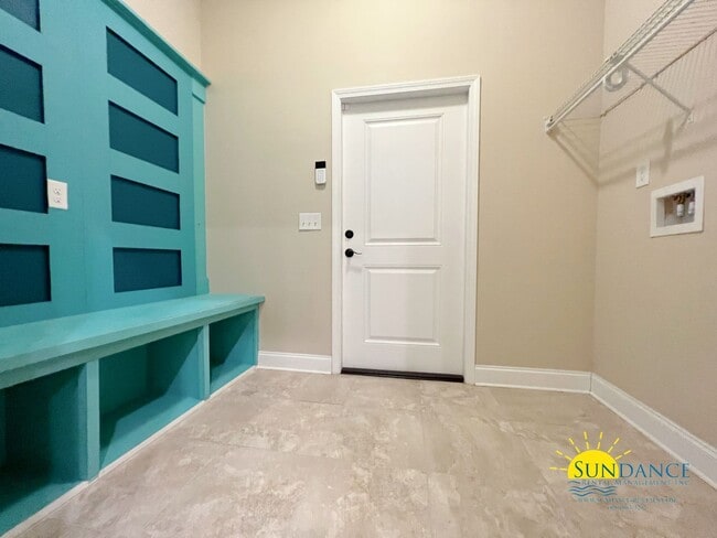 Building Photo - Gorgeous 4 Bedroom Home in FWB!