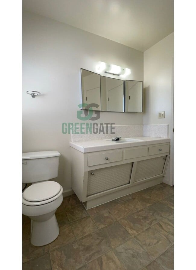 Building Photo - 925 Charleston Ave