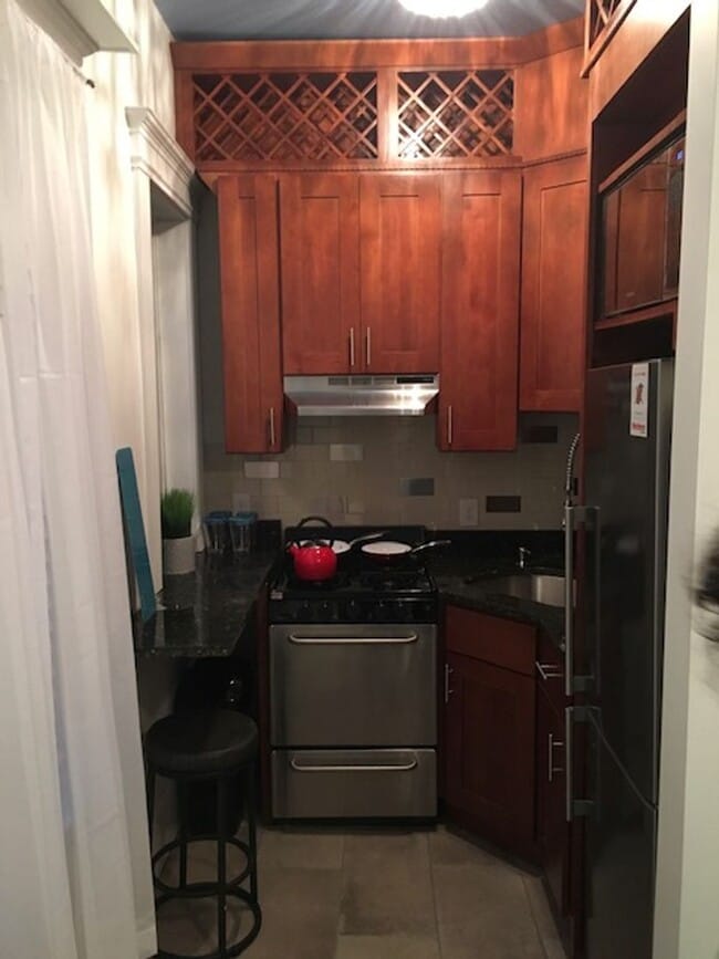 Building Photo - Updated Studio/1 BA