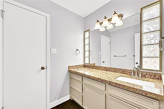 Building Photo - 817 Cimarron Dr