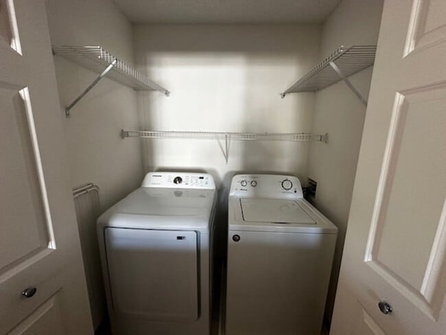 Building Photo - Light-Bright Corner Unit Townhome with Private Courtyard Available 7/1/26!