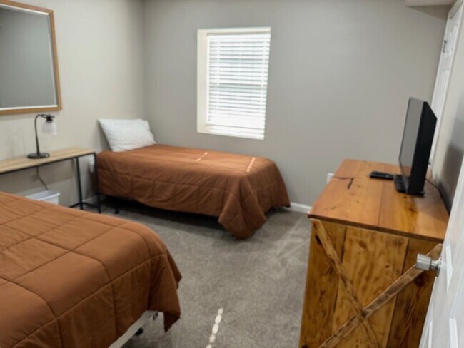 Building Photo - Dandridge 37725 - FULLY FURNISHED 3 bedroom, 2 bath Updated Basement Ranch on 1+ Acre. Pets Welco...