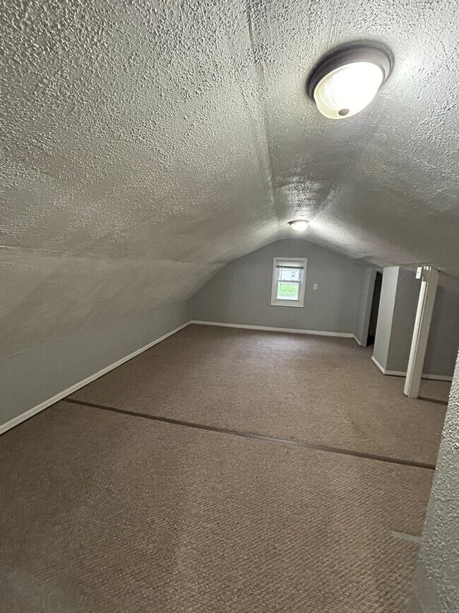 Building Photo - 3 bedroom 1 bath house in East Moline