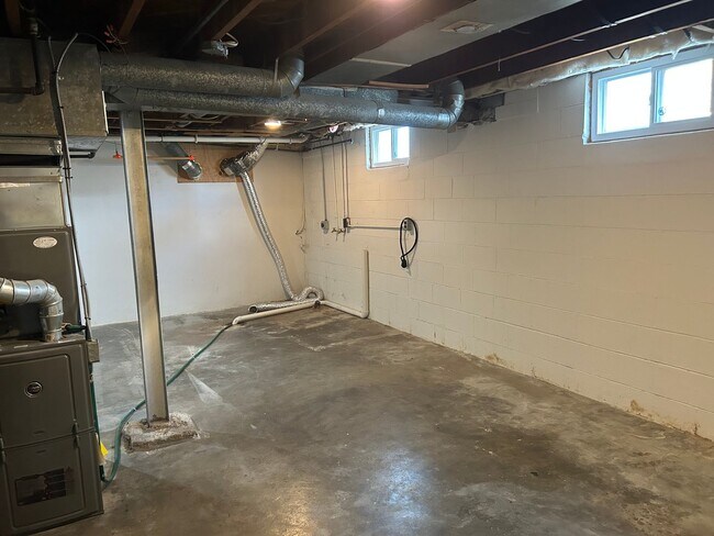 Building Photo - Modern Renovation in Sought-After Area