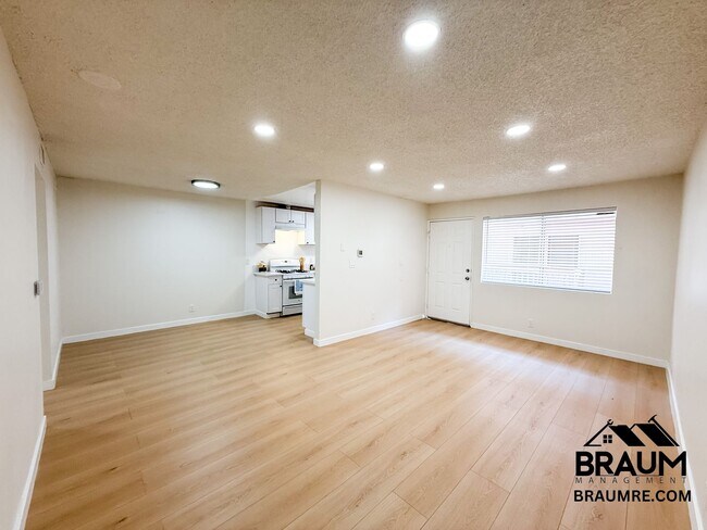 Building Photo - 221 W Elm Ave