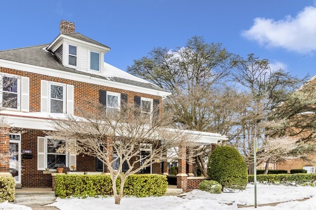 Building Photo - 2 College Ave