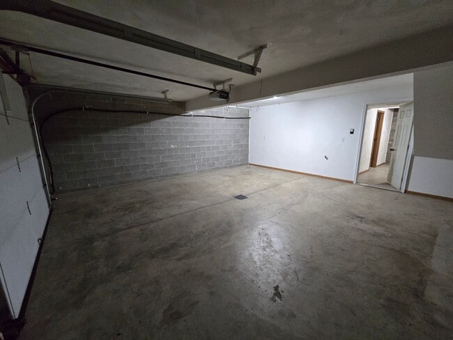 Building Photo - Large 2 Bedroom Townhouse - Burrell School District - Next to Hill Crest Country Club