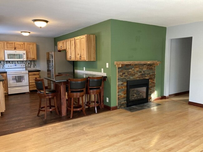 Building Photo - Amazing 4 Bedroom 2 Bathroom House with Garage!