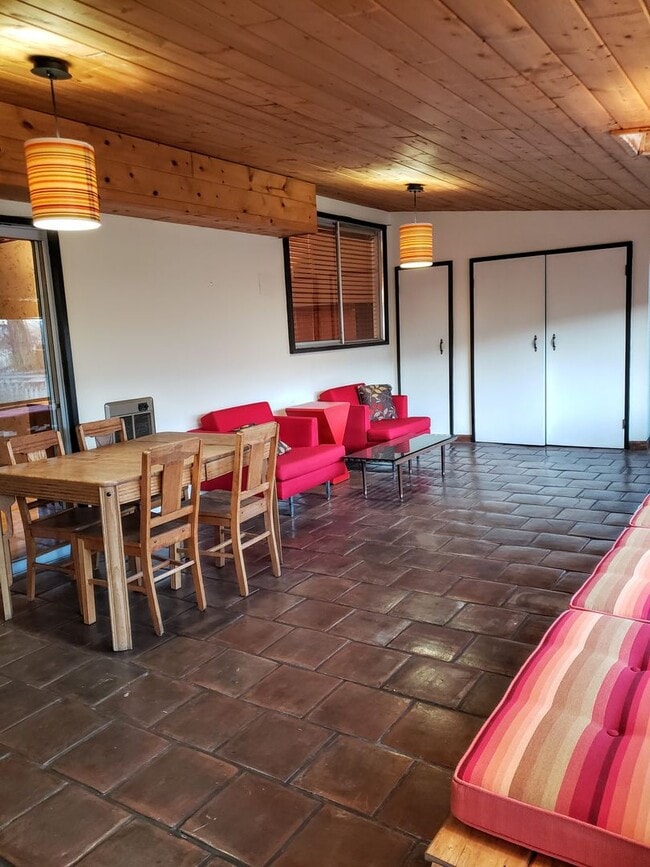 Building Photo - Mostly Furnished Bishop home with large living, dining space and a sun room.