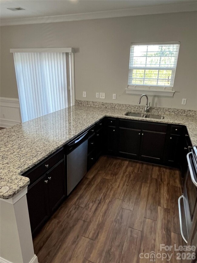 Building Photo - 340 Halton Crossing Dr SW