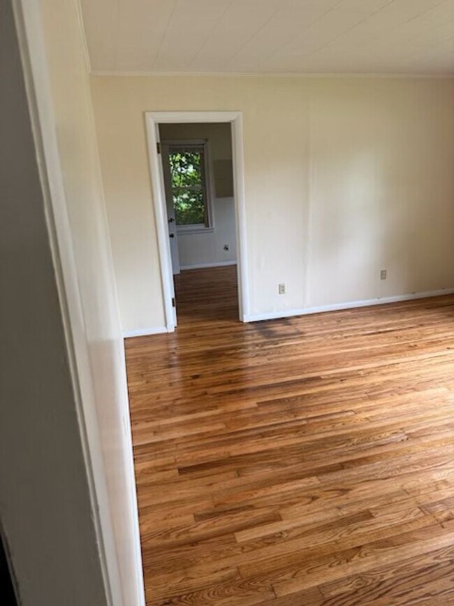 Building Photo - 207 Main St