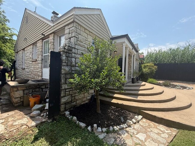 Building Photo - 1702 NW 38th St