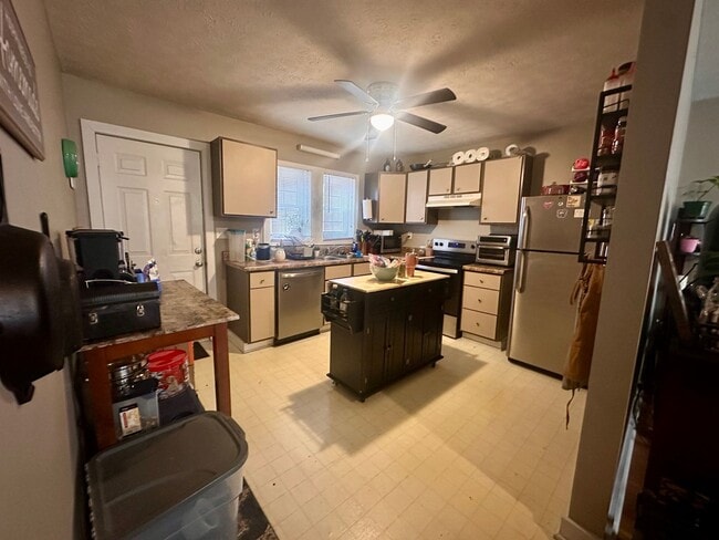 Building Photo - Charming Home in Radford