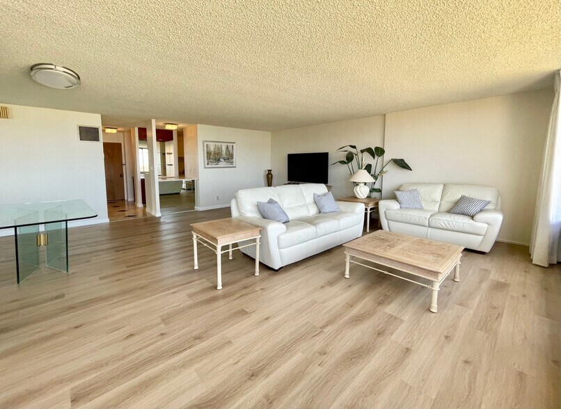 Large open living/dining room - 1910 Ala Moana Blvd