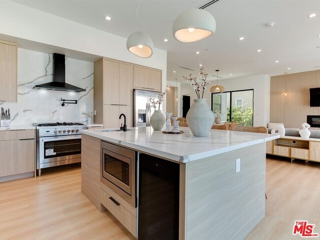 Building Photo - 5929 Hesperia Ave