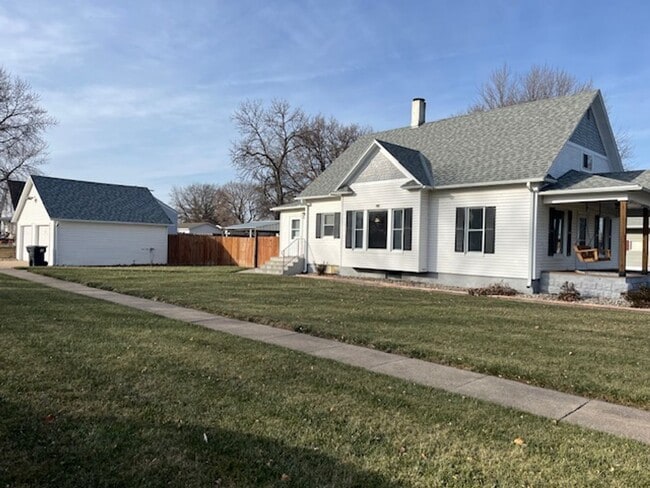 Building Photo - Renovated Bungalow