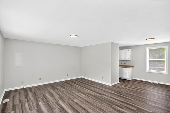 Building Photo - 1009 Lynndale Dr