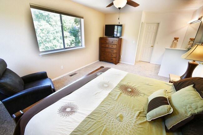 Building Photo - 600A Gold Dust Dr