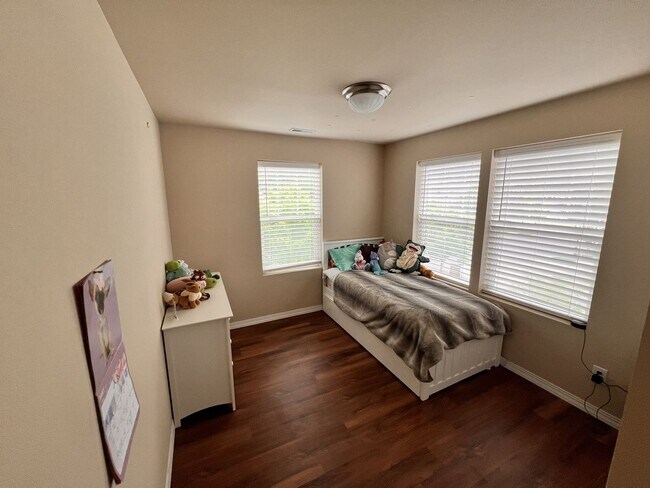 Building Photo - Spacious 3BR/2.5BA w/ Open Floor Plan, Fenced Yard, Office Nook & Garage