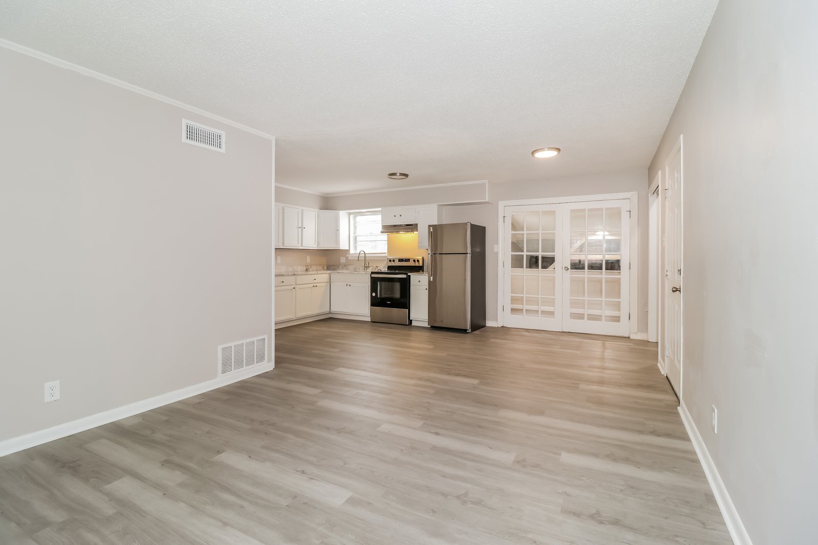 Building Photo - 121 Lindenhurst Dr