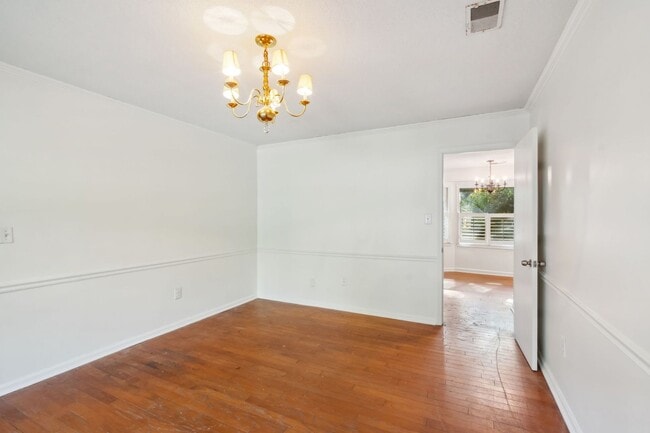 Building Photo - 3BR/2BA Home with Fireplace and Fenced Yar...