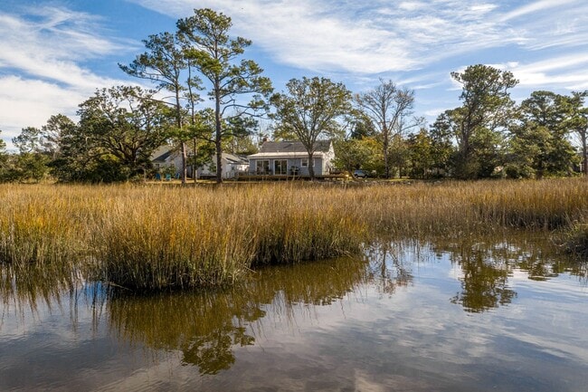 Building Photo - Marsh View Beaufort Home Available Now