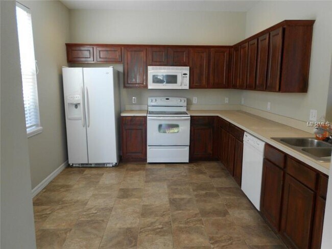 Building Photo - MOVE IN SPECIAL-3/2.5 Spacious Townhouse w/ 2 Car Garage in St. Cloud