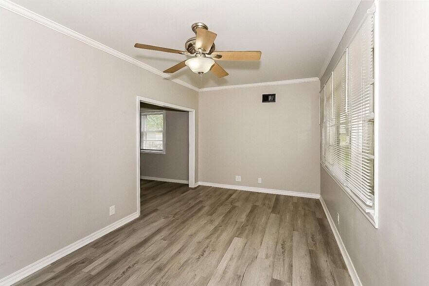 Building Photo - 305 Morton St