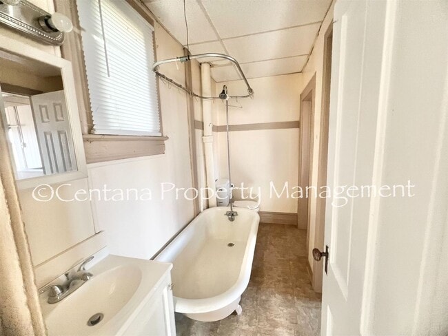 Building Photo - Quaint 2-bedroom cottage located in uptown...