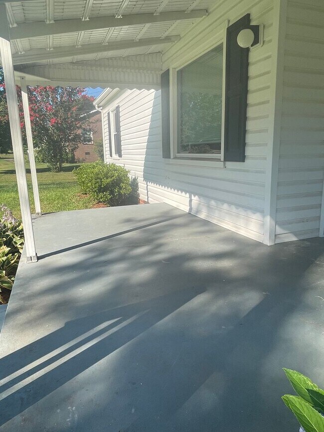 Building Photo - Rose213 in Mount Holly’s Catawba Heights area is a well-maintained 2-bedroom, 1-bath home