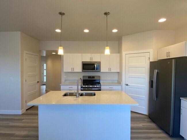 Building Photo - Beautiful townhome In Crimson Park