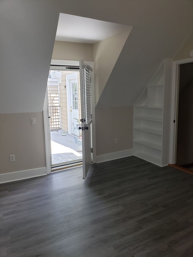 Building Photo - 4 Bedroom - 2 Bath - Great Location