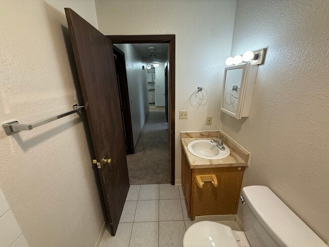 Building Photo - 816 W 23rd, (Buttecrest)-6