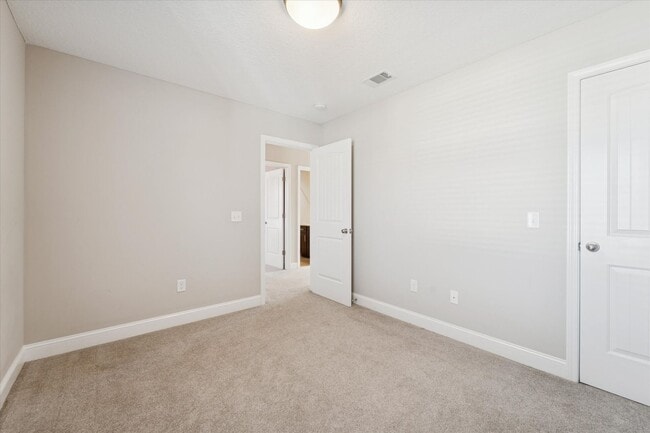 Building Photo - MOVE-IN READY! (Pet Friendly)