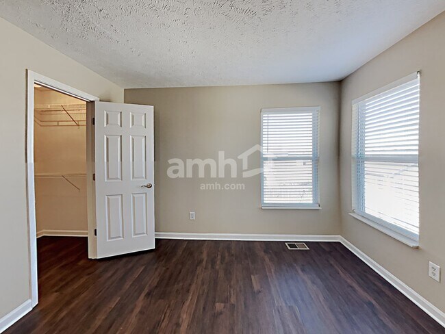 Building Photo - 4568 Hawthorn Dr