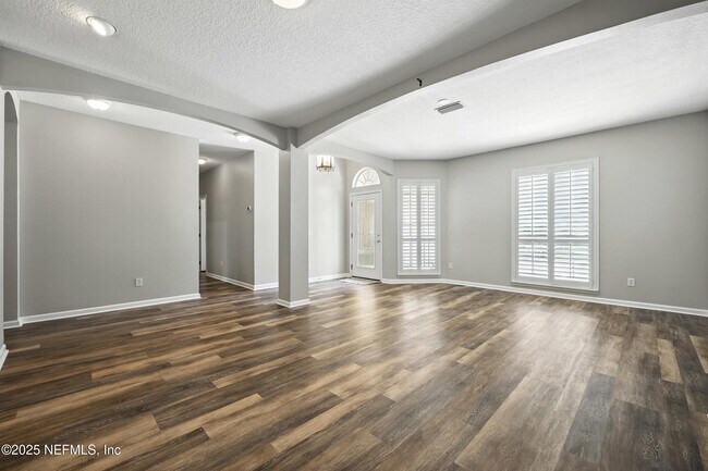 Building Photo - 4565 E Seneca Dr