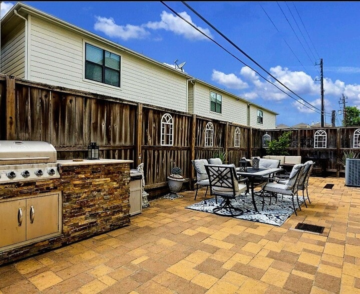 Primary Photo - 548 Westcross St