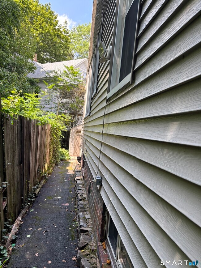 Building Photo - 246 Goffe Terrace