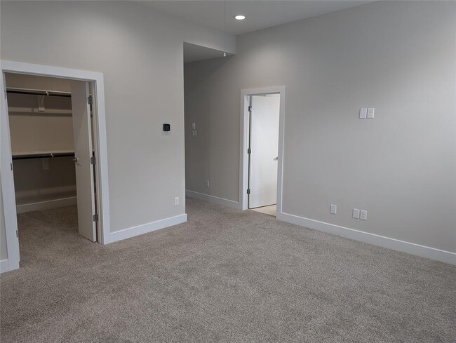 Building Photo - 3344 Pinemont Dr