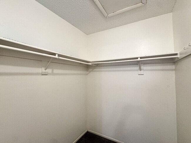 Building Photo - Spacious 1 bedroom 1 bathroom in DelRey Community!