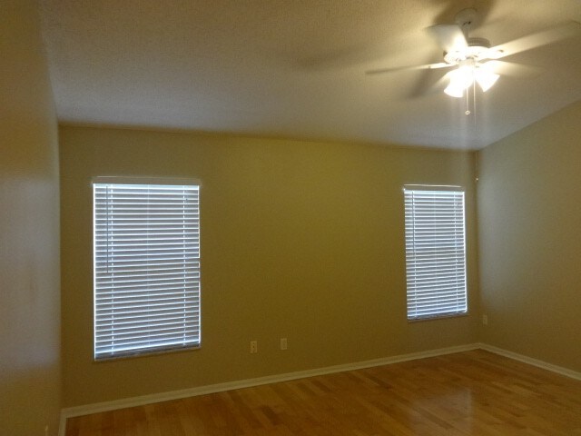 Building Photo - 1040 Pineview Ct